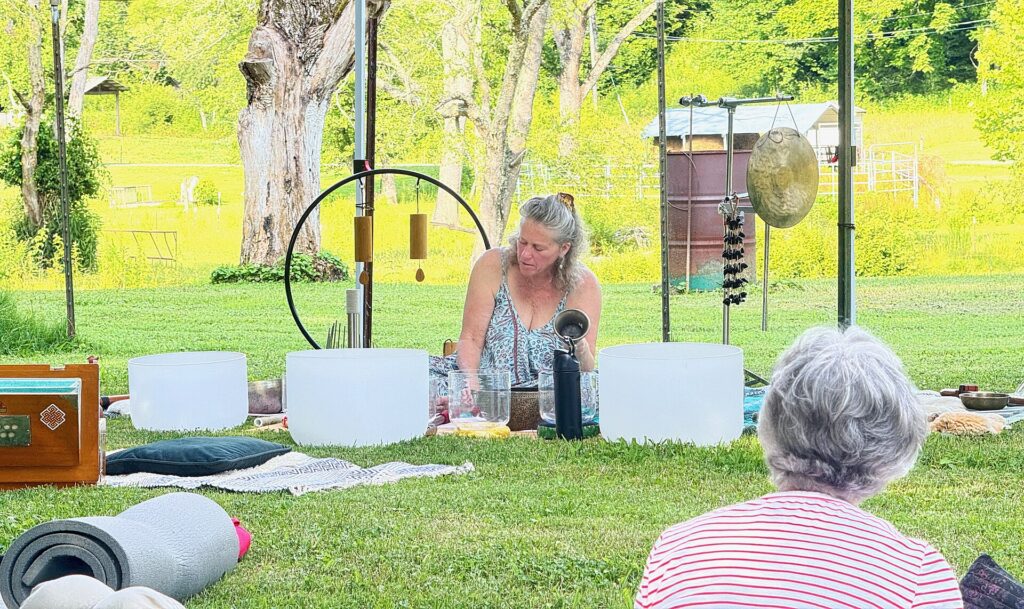 Thérapie sonore : bain sonore avec bols